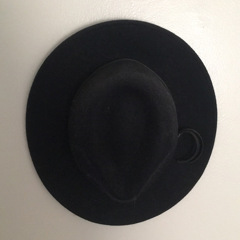 Medium brim hat from Manhattan Hat Company